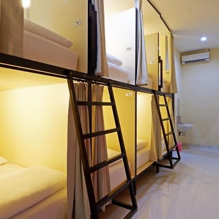 V Canggu Dormitory Buitenkant foto
