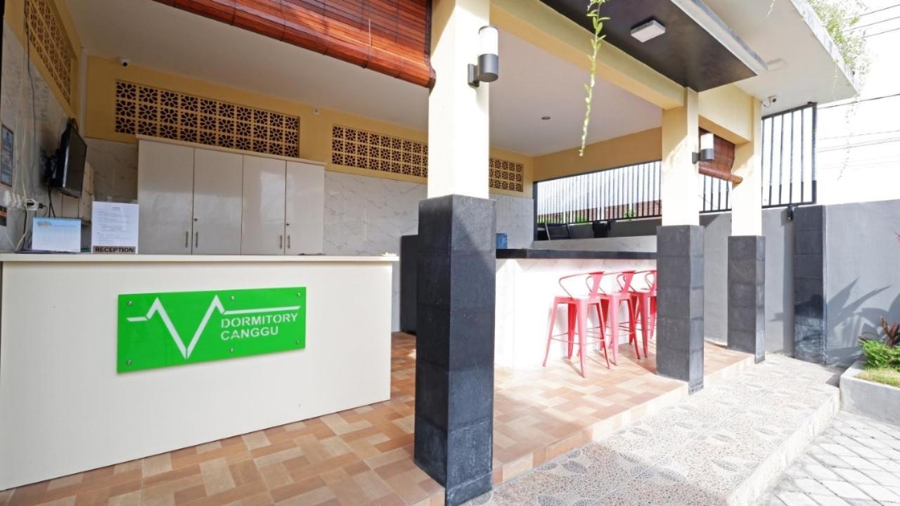V Canggu Dormitory Buitenkant foto