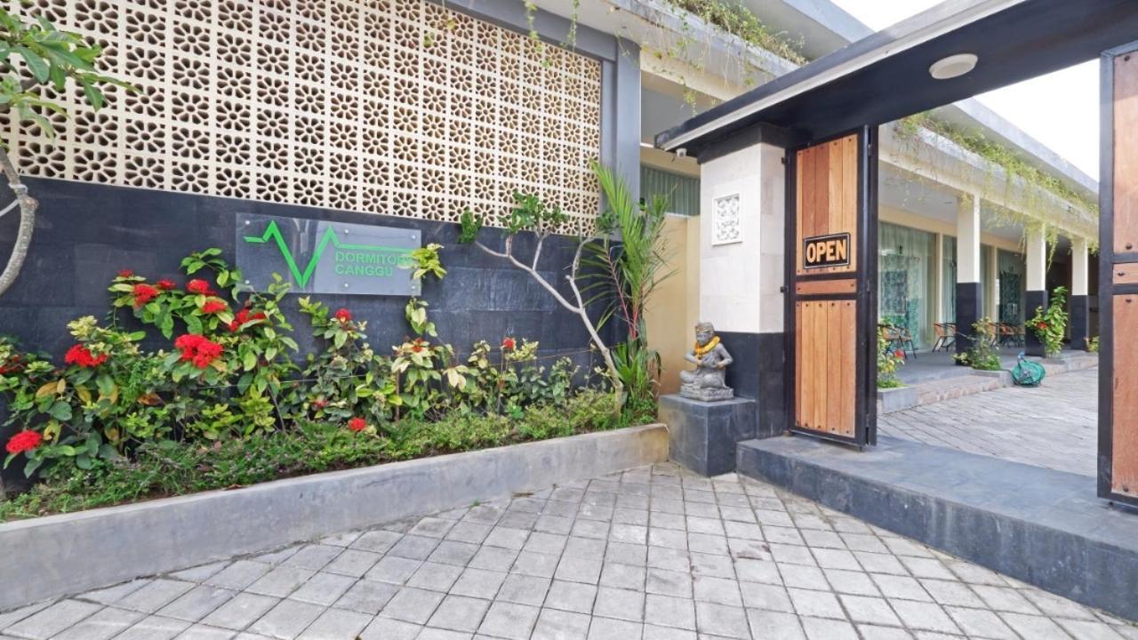 V Canggu Dormitory Buitenkant foto